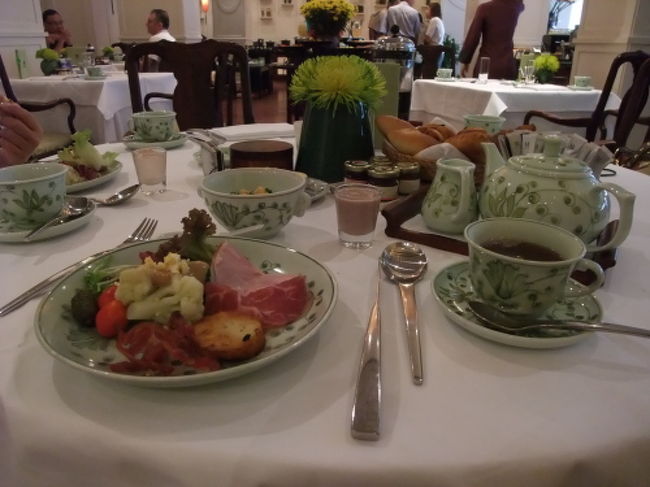 新館は全体的に白で統一されていて、スパイスガーデンでは白と緑のさわやかなインテリアです。<br /><br />食器も全て白とグリーンのオリジナルバッチャン焼きを使っています。<br /><br />昨日の旧館と違って広さは半分程で料理のチョイスは2/3ぐらいでしょうか…<br />料理の内容も少し違っています。<br />1日しか泊まらない方は断然旧館の朝食をお勧めします！！