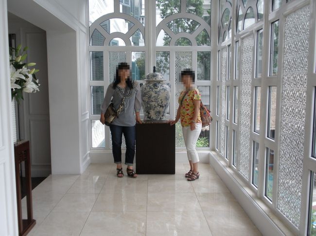 朝食後は予約していたスパへ<br />ガラス張りで明るく大理石が豪華な雰囲気をかもし出しています。<br /><br />調度品もさすがに品良く配置されています。<br /><br />一階で受付を済ませていざニ階のスパに向かいます。<br />一流ホテルでのスパは初めてなのでワクワクです！