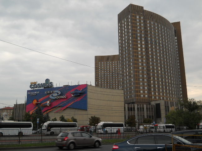 日本の旅行会社に頼むとたいていこのコスモスホテルかイズマイロヴォになるだろう。<br /><br />大型ホテルなのでもう観光客の多い事！！<br /><br />朝食会場は戦場だった・・