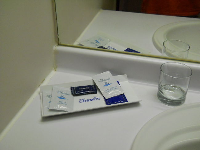 歯ブラシも何もない。<br /><br />固形石鹸とリンスインシャンプー、シャワージェルのみ。<br /><br />補充は毎日してくれる。<br /><br />バスタオル、タオルは○。