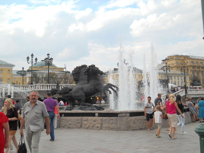 クレムリンを横目に赤の広場へ。