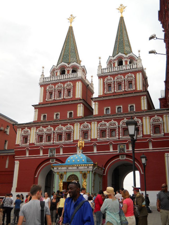 夕方５時過ぎだってのにスゴイ人。<br /><br />この門をくぐると赤の広場。<br /><br />