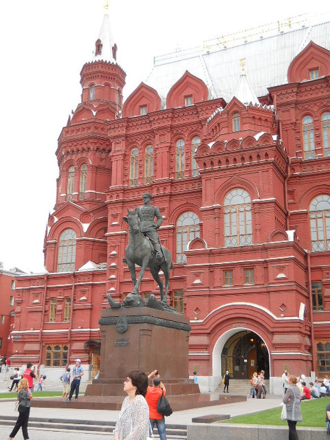 門をくぐるとすぐ右に国立歴史博物館。