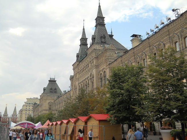 赤の広場に隣接するグム百貨店。<br /><br />高級品が多く値段は高めだが建物の雰囲気はとてもいい。<br /><br />3？4？階のフードコートのあるフロアーのトイレは無料。