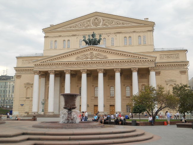 歩いてボリショイ劇場へ。<br />