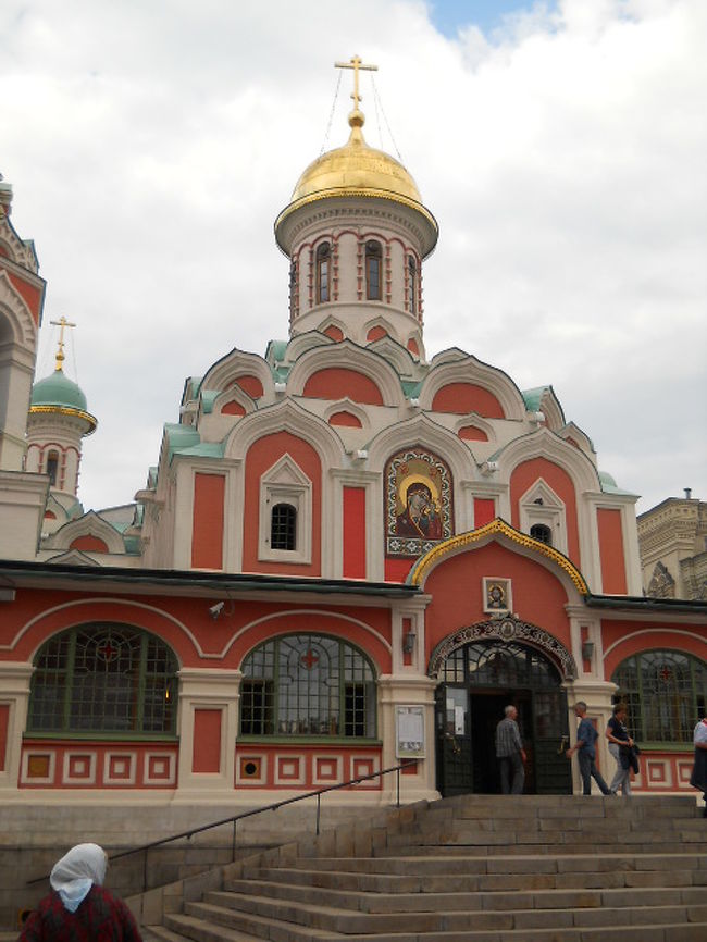 門をくぐってすぐ右にカザンの聖母聖堂が。<br /><br />入場無料なのにこのフレスコ画の素晴らしさ。