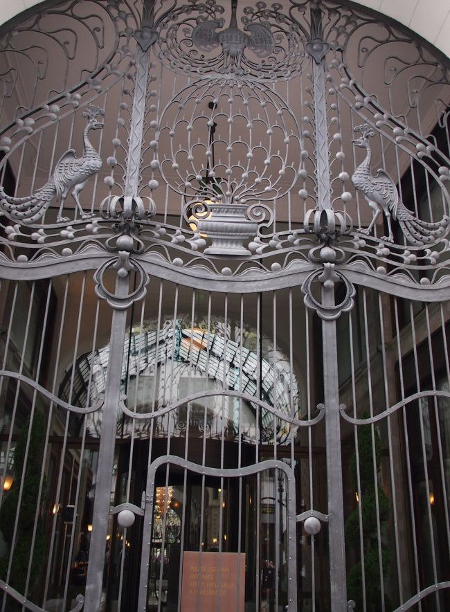 出入口の孔雀の門。孔雀は、自由と解放のシンボルだそうです。