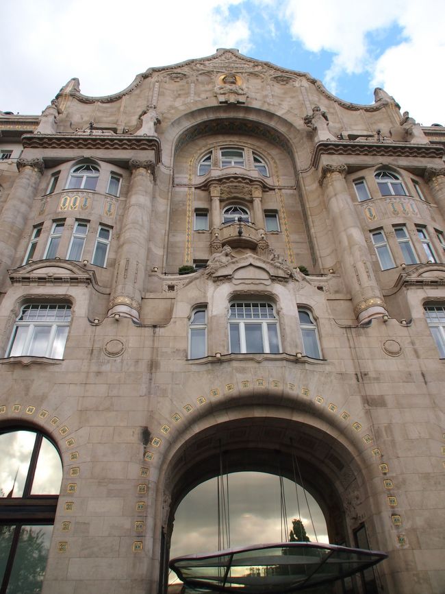 フォーシーズンズ・ホテルまで来ました。<br /><br />グレシャム宮殿と呼ばれた建物は、その名にふさわしく、アールヌーヴォーのとても美しいものです。<br />