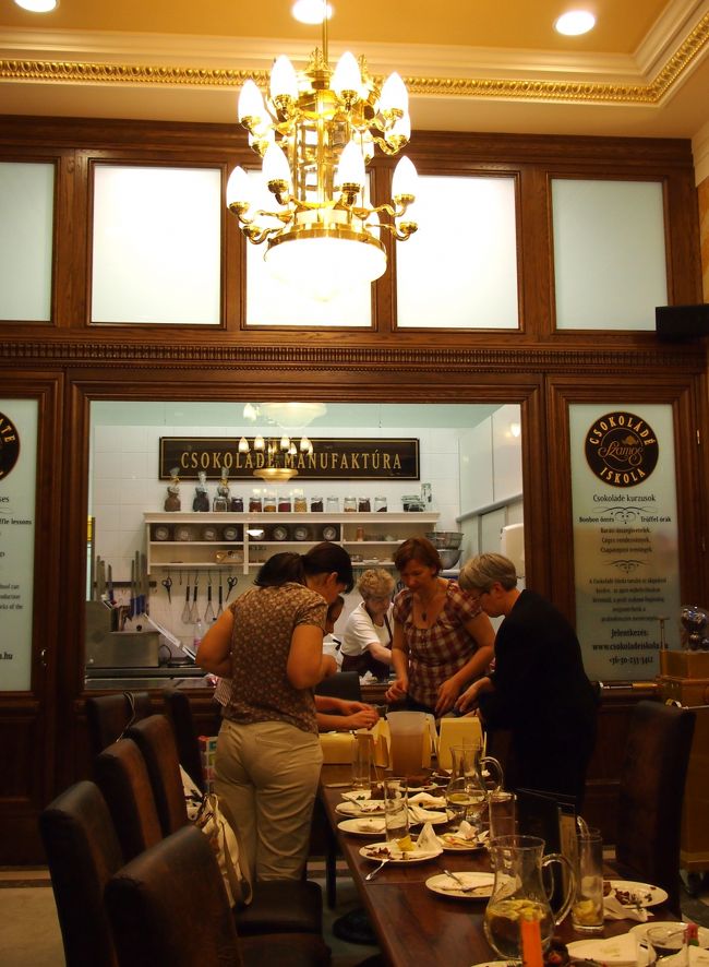 おいしいかどうかわからないので、小さめのパッケージに入ったチョコレートをいくつか・・・お土産用に買ってみます。<br /><br />手頃な価格でパッケージもかわいいので、職場に配ったりするお土産にはぴったりだと思うのですが・・・味は・・・正直まずかったです。安いので文句は言えませんが・・・。ここのチョコレートは、スーパーでも見かけるほどポピュラーな銘柄のようですが、ウィーンのMannnerのように美味しくないので、微妙・・・。<br /><br />お土産向けのパッケージチョコ等が売られている奥の辺りで、お菓子教室（かな？）の真っ最中でした。<br /><br />