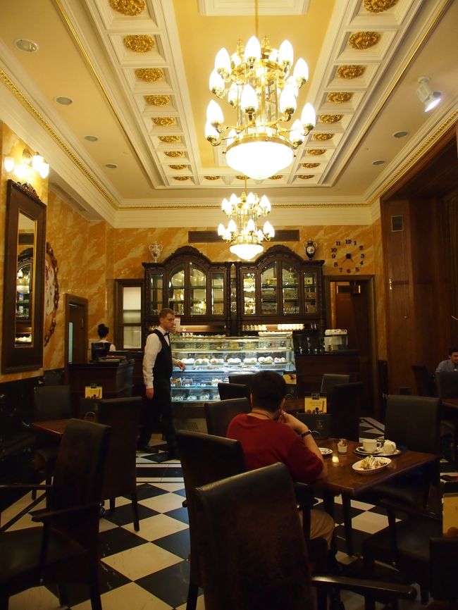 ちょうど雨が降ってきちゃったし、カフェもいい感じなので、ここでちょっとお茶しようか・・・ということで・・・。<br /><br />ピックアップしていたジェルボーなどのカフェではないんだけど・・・いつもながら・・・行き当たりばったりな感じです・・。