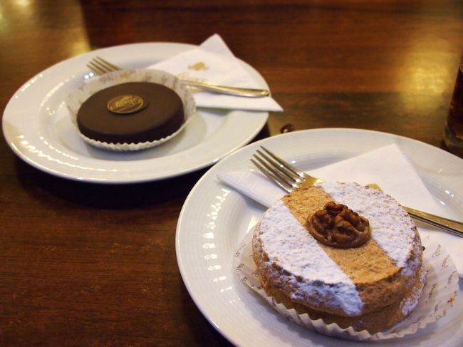 考えてみれば、朝はたくさん食べたとはいえ、まだ全然お腹が空かなくて、ランチもまだ食べていなかった・・・。<br /><br />ケーキというよりも・・・クッキーにクリームが挟まっているのかな〜なんて感じに見えるお菓子にしてみました。<br /><br />ケーキよりも軽いかな・・・と思って頼んだけど、けっこう大きくて十分な量ありました。またお腹いっぱいになっちゃった・・・。