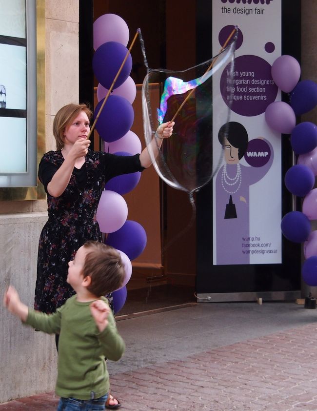 １時間弱休んでいるうちに、雨もとりあえず上がったようなので、ヴァーツィ通りを歩いてみま〜す。<br /><br />お姉さんが大きなシャボン玉を作ると、子どもたちがつぶそうとして、周りでぴょんぴょん飛び跳ねています。