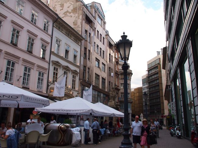 ヴァーツィ通りは、大体のお店が開いており、日曜でも賑やかです。<br /><br />歩行者天国なので、ブラブラ歩きにはぴったり！