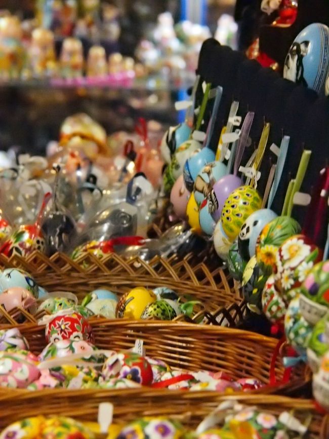 イースターエッグが欲しくて、一軒のお店に入ってみました。<br /><br />でも、本物の卵の殻に描いたものが、思いの外高かったので、買うのをやめました。<br /><br />日本で輸入品を買うと、千円の単位の価格だったので、ハンガリーでなら安く買えるかな・・と思っていたのですが、少なくともこの界隈では、やはり千円の単位の価格だったので、がっかりでした。<br /><br />木か何かに描かれた、割れないお土産品のエッグは安いですが・・・。