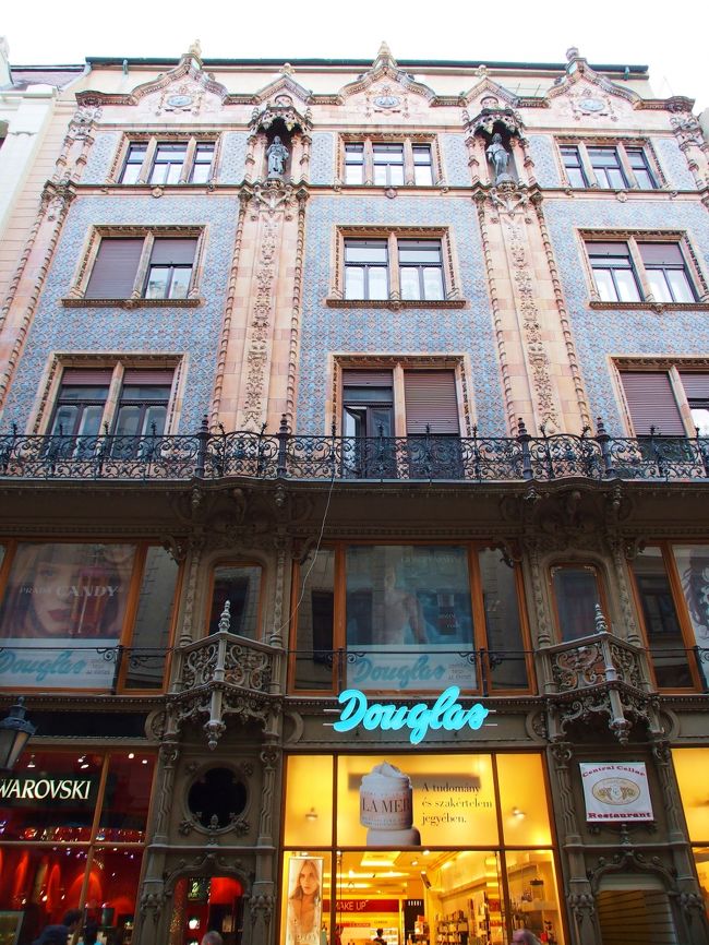 ヴァーツィ通りでは、２階から上もよく見て歩くと楽しいとガイドブックに出ていたので、１階のお店だけでなく、上も見ながら歩きます。<br />