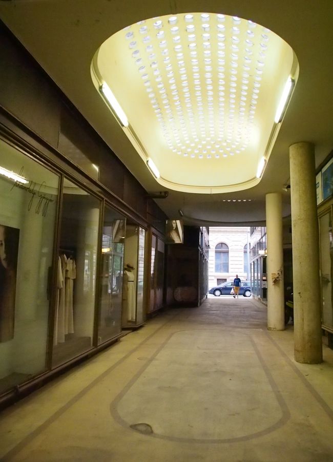 日曜だから単に閉まっているお店もあるみたいだけれど、入居していないところもあって・・・かなり寂れた感じのアーケードがありました。