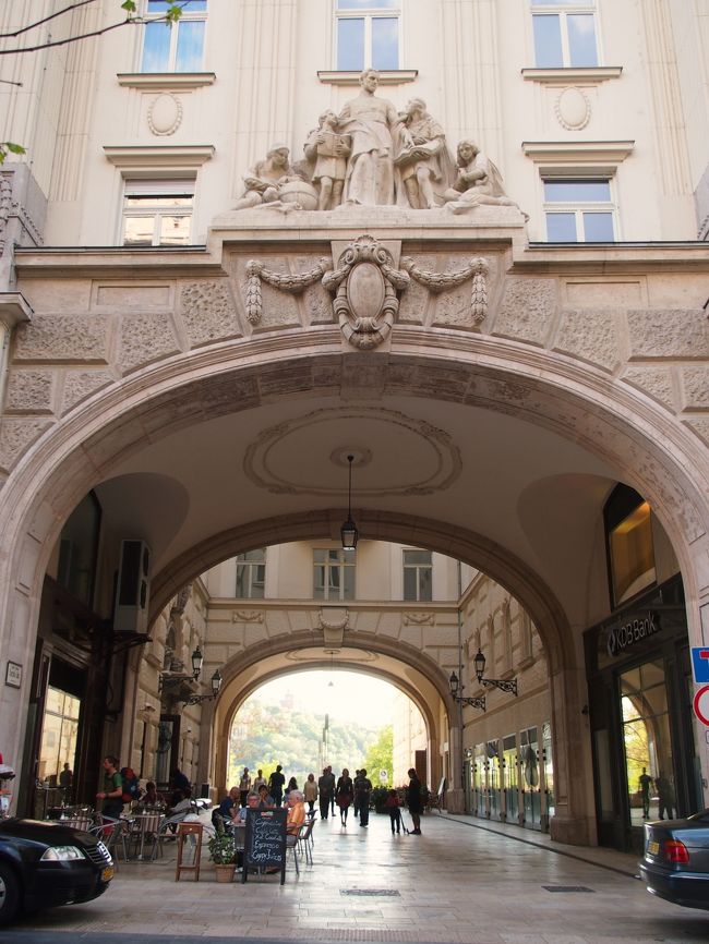 建物のアーチの向こうはドナウ川。