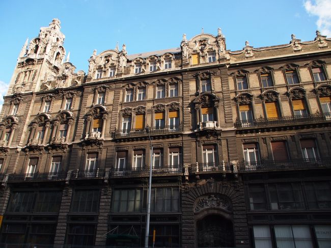 かつてはどんな色彩だったのかな・・・今は見事なまでに真っ黒に煤けてしまっています。