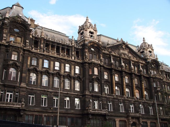 この大通りには、ずいぶん立派で重厚な建物が立ち並んでいるのですが、何しろ大通りで車優先すぎて、横断歩道もすぐになく、こちら側！向こう側！と自在に渡ったり戻ったりできないので、かなり不便でした。