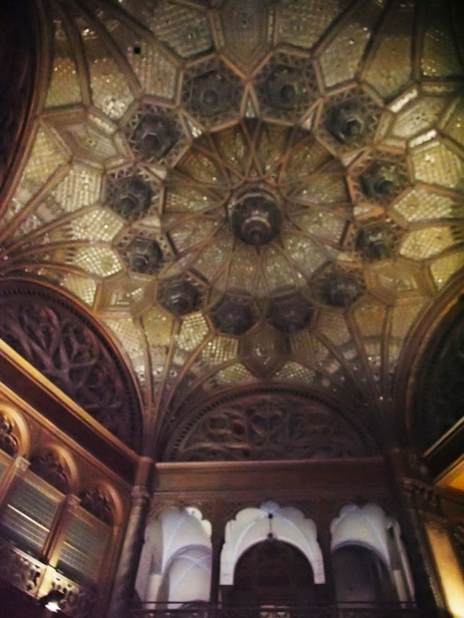 中は照明もなく、出入口から射し込む光だけなのでかなり薄暗く・・・いきなりピンボケしちゃいました〜〜（笑）。<br /><br />出入口から入ったところは、天井がドーム状で、ちょっとしたロビーみたいになっています。<br /><br />