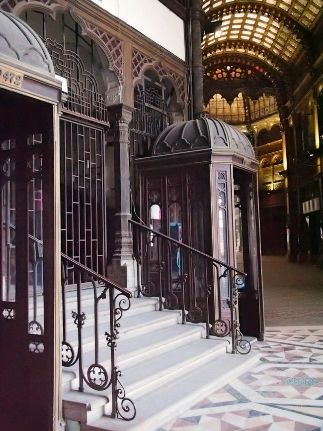 入口から入ったロビーの真正面・・・ここはかつてどんなお店が入っていたのでしょうね〜。<br /><br />往時の写真や絵なんかがあったら見てみたいですよね〜。