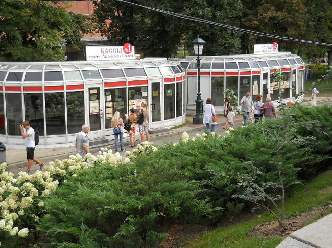 トロイツカヤ塔の近く、地下鉄駅からすぐのクレムリンチケット売り場。<br /><br />武器庫1日4回入場可能だかチケットが買えず断念。<br /><br />売り場のおばさんに「売り切れの理由を英語で話して」なんて迫る人もいた。<br /><br />買えない観光客が多かったからたぶんグループがほとんど買ってるんだろう。