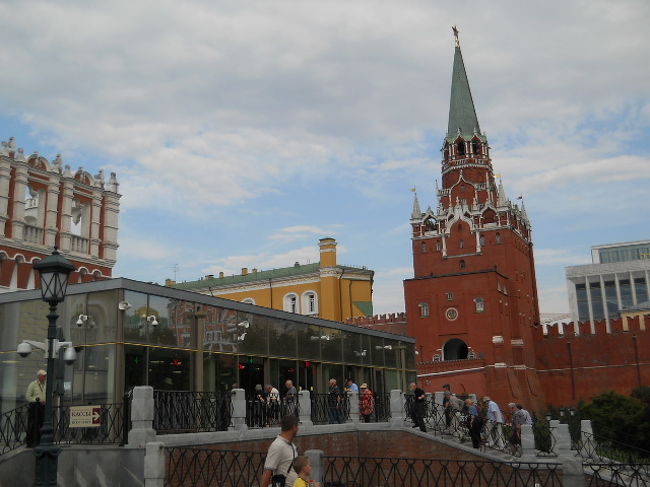 クレムリン入場(350ルーブル）のセキュリティ、カメラＯＫ、折りたたみ傘ＯＫ、鞄ＯＫ。<br /><br />ホントに大きいもの以外は持ち込めるようだ。