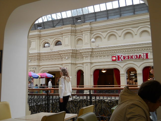 クレムリンを出てグム百貨店のフードコートでランチ。