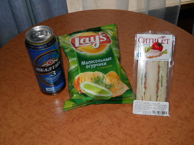 歩き疲れたら雨まで降ってきた。<br /><br />寒さに弱い私、ホテル近くのスーパーで夕食購入。