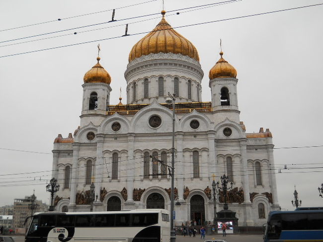 翌日朝から地下鉄クロポトキンスカヤ駅すぐの救世主キリスト聖堂へ。<br /><br />入場無料なのにこの素晴らしさ。<br /><br />日曜のミサをしていた、地下も素晴らしい。