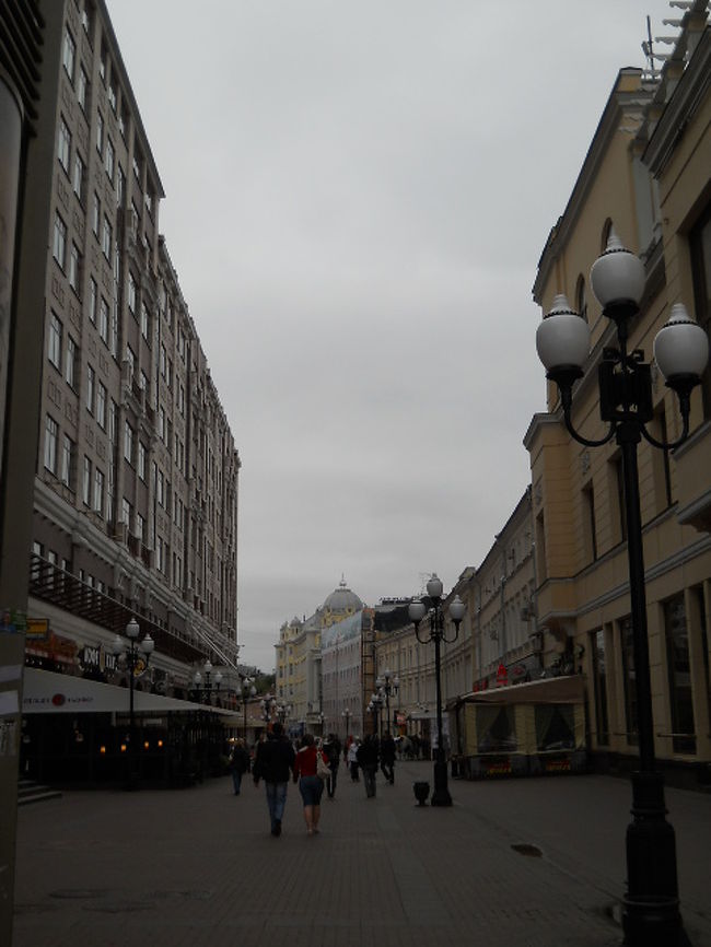 歩いてアルバート通りへ。<br /><br />歩行者天国で観光客むけなんだけど、寒いしこの閑散。<br /><br />客引きは団体のみ？？