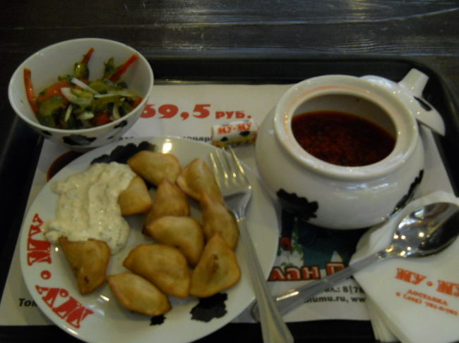 ボルシチ85.5ルーブル、サラダ19ルーブル、ロシア餃子69.5　合計218.5ルーブル、妥当。