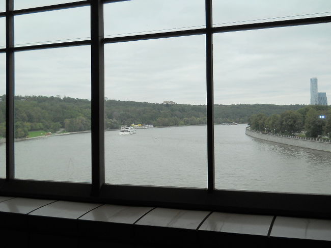 最後はモスクワ川クルーズを。<br /><br />ヴィラビヨーヴィゴールイ駅は世界陸上も開催されたルジニキスタジアムの近く。<br /><br />