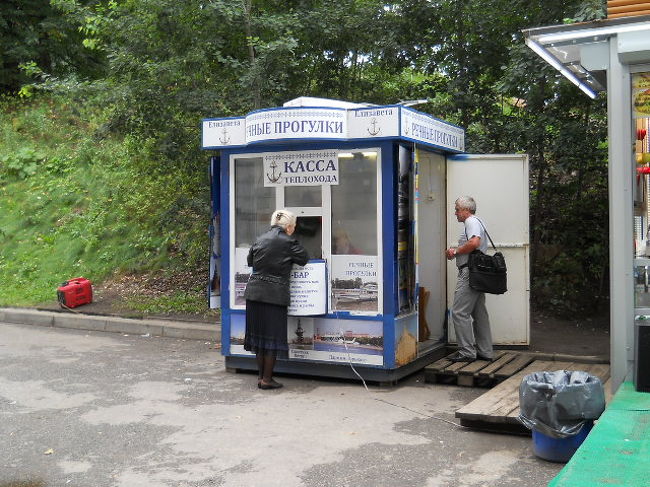 駅を出たところでクルーズのチケット売り場があった。<br /><br />550ルーブル、高い！がせっかく来たからね。