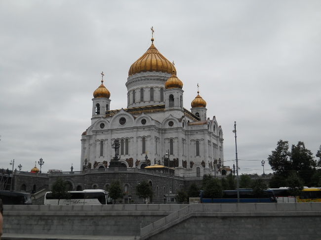 救世主キリスト聖堂も川から観ると趣が違う。