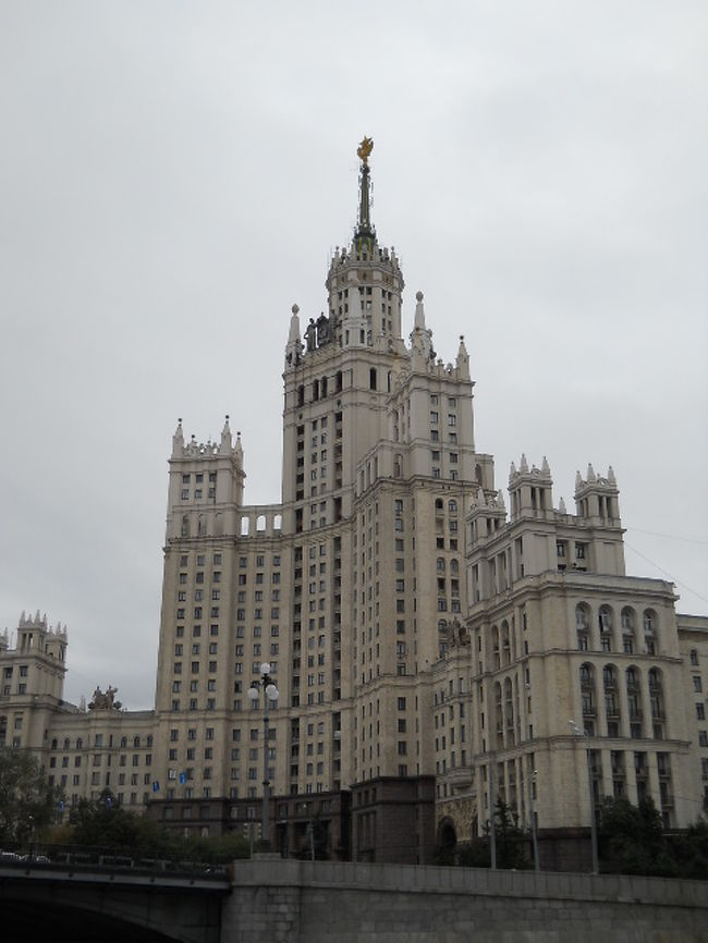 芸術家アパートでＵターン。<br /><br />同じコースを戻っていって1時間半位のコース。<br /><br />途中で雨が降ってきてこれまた寒い。