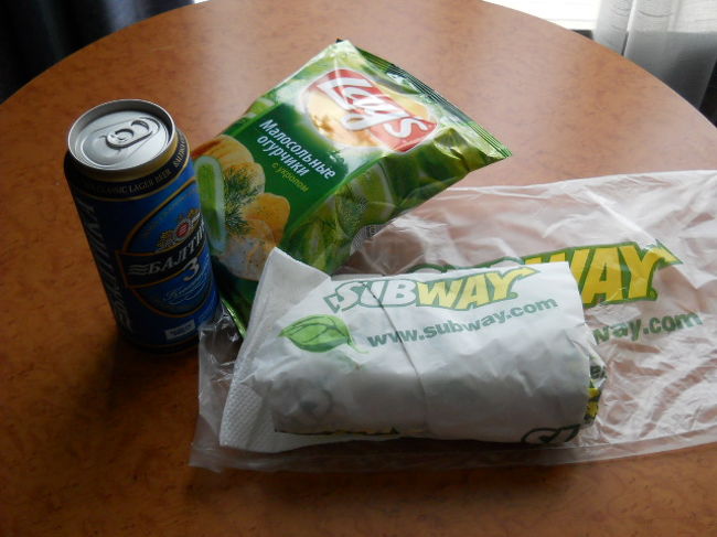 クルーズで雨に遭って寒かったから外食やめてホテルへ。<br /><br />ホテルにあるサブウエイで照り焼きサンドイッチ214ルーブル、高い！<br /><br />物価が高いところは治安がいいのは私の持論、ま、良しとしよう。