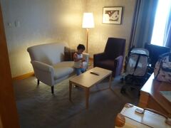 本日の宿泊はホテルフジタ奈良。
ベッドルームにリビング付きの部屋だったのにお値頃で満足♪