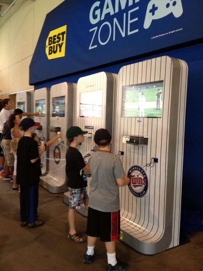 夏休み中だったから、子供も大勢。スポンサーの「ベストバイ」が設置しているコンピュターゲームコーナーに群がる。