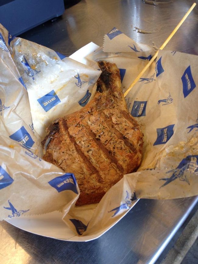 野球場でランチというかスナック。これはポークチョップの串焼き。スパイスとグリルの香ばしい香りがする。頼んだ友人によると「少し焼き過ぎ感があるけど、味付けは美味しい」とのこと。