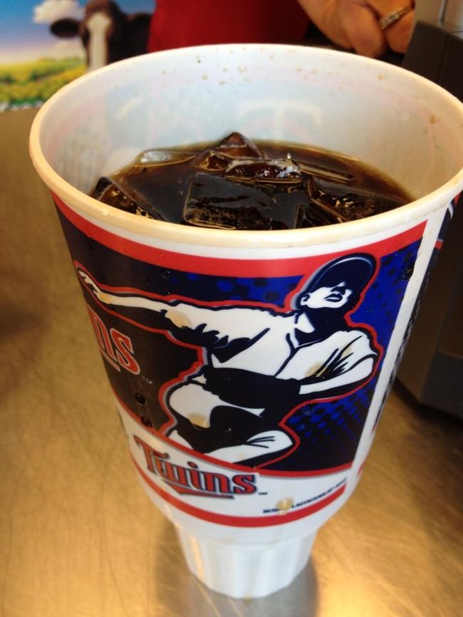 プラスチックのカップに入ったペプシ。ミディアムサイズはすごく大きい。<br />カップにはイラストが入っているのでおみやげにもいいですね。