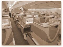 ←　ちなみに、以前乗ったエミレーツ エアバスＡ380のシートの雰囲気。似ているような似ていないような...。エミレーツはゴツイ割には座る場所のサイズが幾分狭い気が致します。
