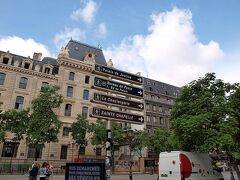 そしてメトロ４号線に乗って、
Montparnasse Bienvenue駅からCite駅に到着?。
パリ市内はメトロが便利で動きやすい、
ただスリの情報が多いのでそこだけは注意した。

最初にノートルダム大聖堂を目指そう！
と地球の歩き方の地図を見ながら歩く。

今思えばすぐこの標識を見ればよかった！