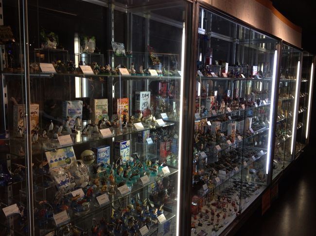 ずらっと並ぶ食玩フィギュア。<br /><br />コレ、持ってる！とか探すのが楽しい。