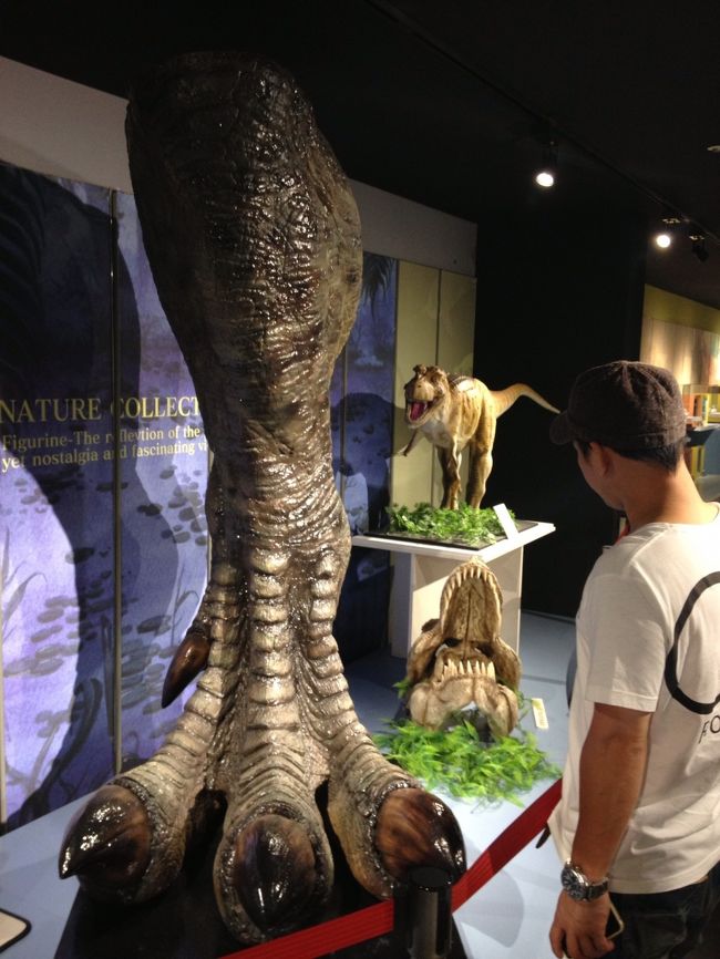 ティラノサウルス？のあんよだけ。<br /><br />是非とも全身造って欲しかった。