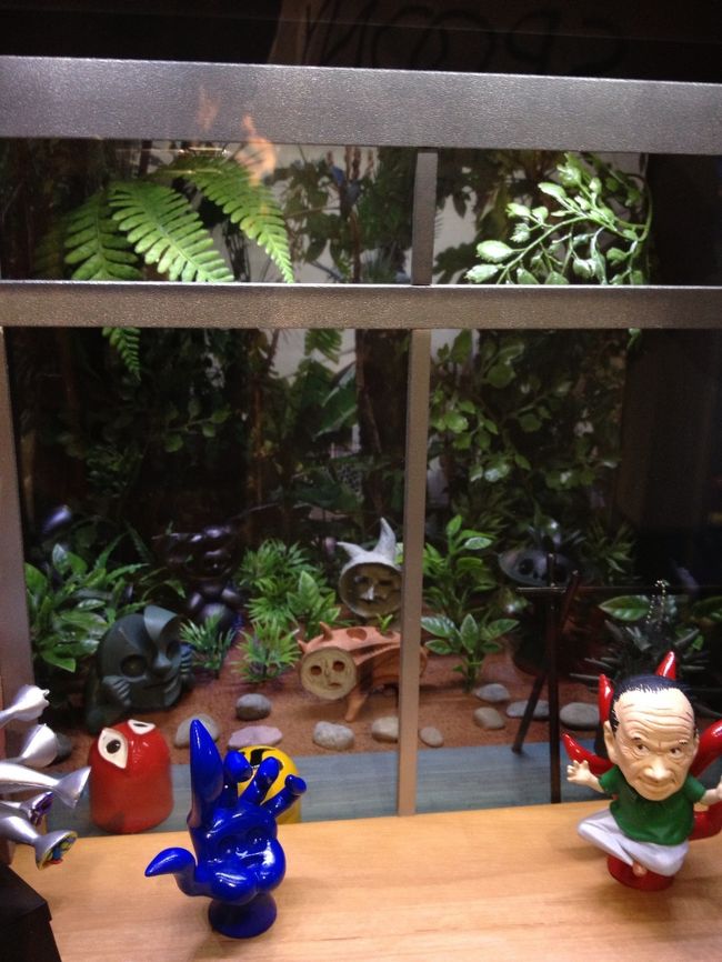 岡本太郎ご本人はじめ、代表的な作品たち！<br /><br />ガチャがあったのでチャレンジ。<br />４回中２回は同じものが出た(泣)太陽の塔狙いだったのにハズレでした〜<br /><br />子供の頃より財力があるだけに(笑)ついついお金をつぎ込んでしまいます。。。<br />