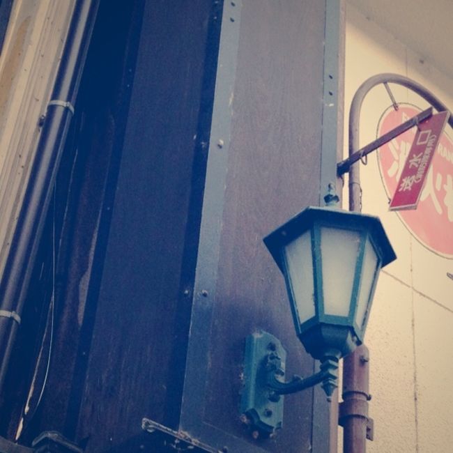 では黒壁スクエアの散策です。<br /><br />長浜市の古い町並みの一角にある黒壁スクエア。<br />その中心にあるのが黒壁ガラス館。“黒壁銀行”の愛称で親しまれた銀行を改築したそうです。<br /><br /><br />