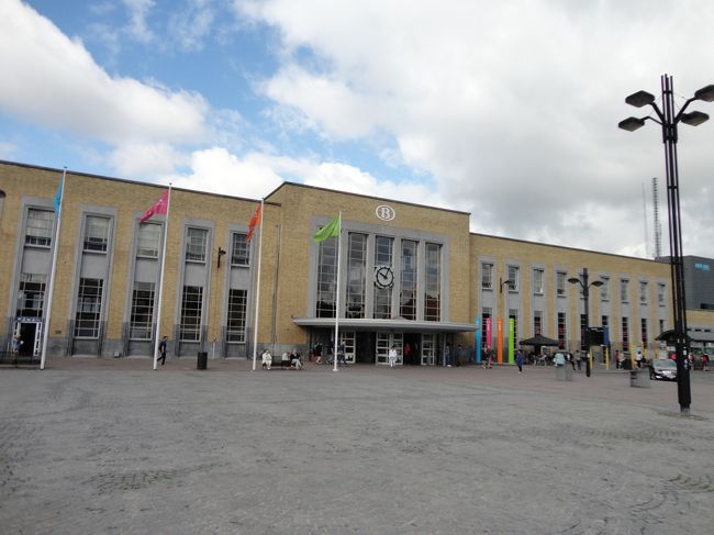 ブルージュ駅<br />駅広場から石畳で、スーツケース引っ張るのも大変<br /><br />ブルージュ、ブルッヘ・・・と読み方が違うようで、ブルージュなんて英語読みされるの本当は嫌なんだろうなぁと大分迷いました。