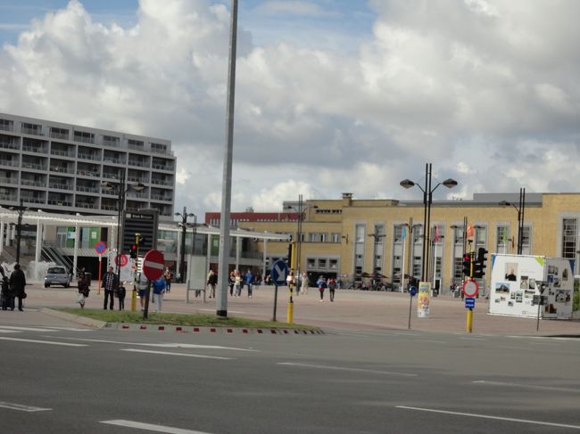 ブルージュ駅前の信号を渡ると