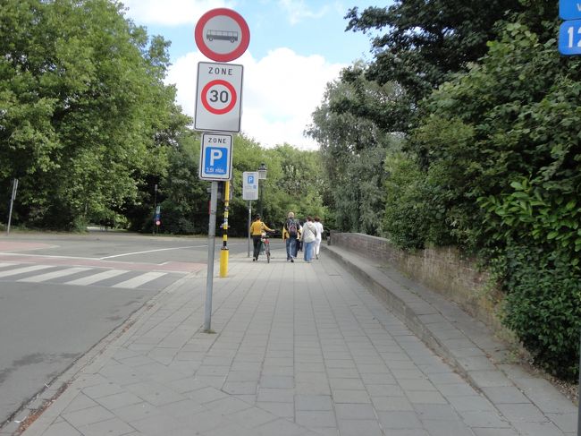 Oostmeers通りをまっすぐ<br />歩き方に書いてあるザンド広場に行くより近道<br />右側は、愛の湖<br />